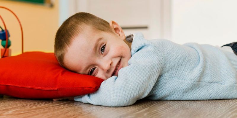 Nguy hiểm tiềm ẩn khi để bé nằm trên bàn hoặc nơi cao